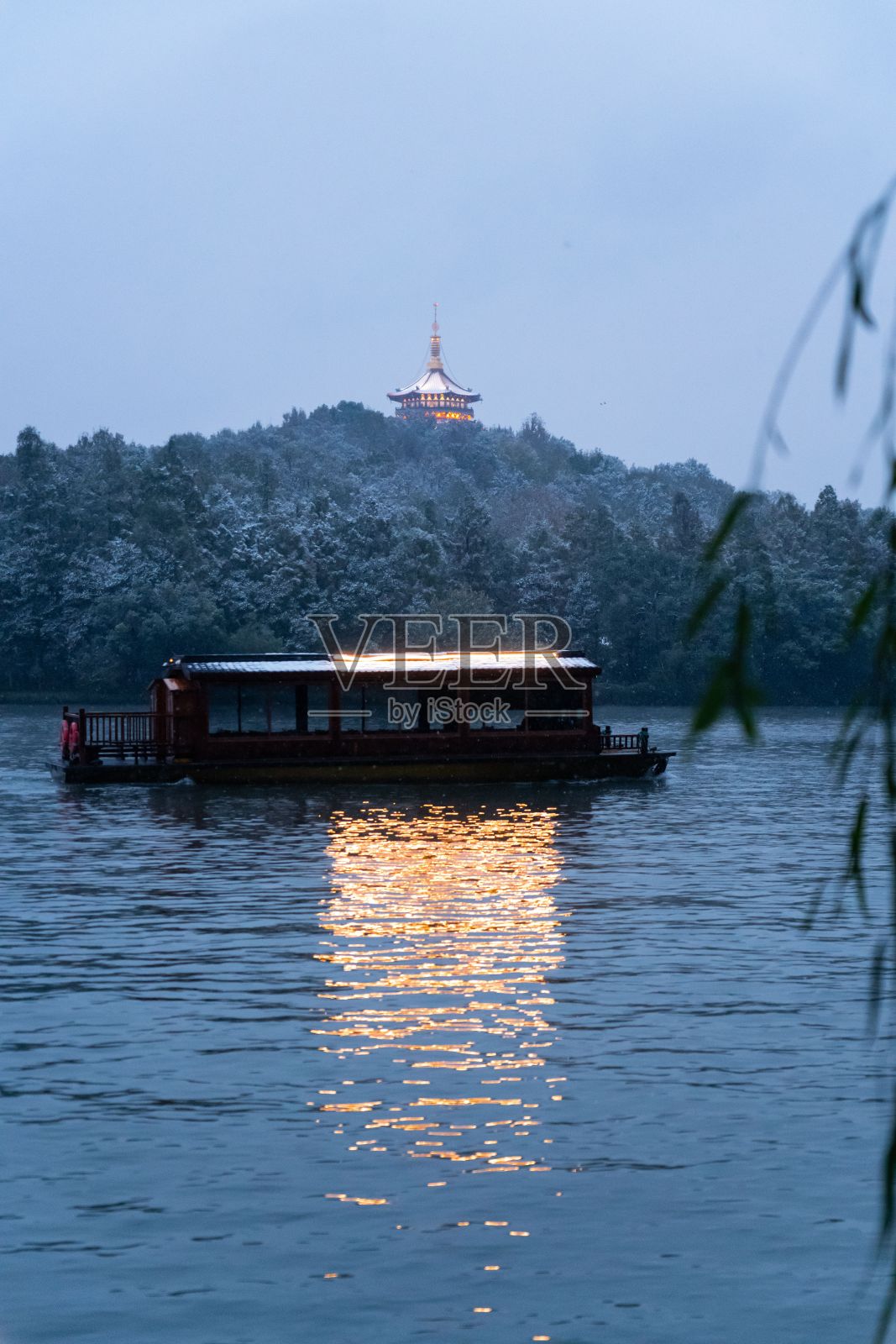 台湾台北市一座山上迷人的灵九佛寺照片摄影图片