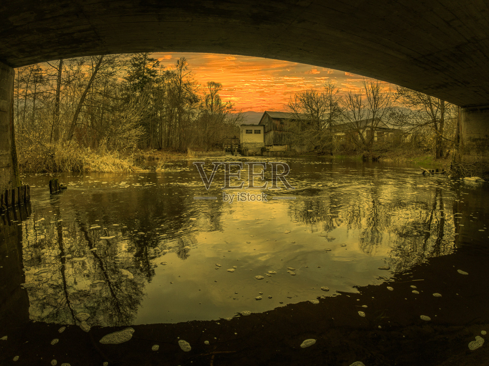 波兰中部的一条小河开始了一个无雪的冬天照片摄影图片