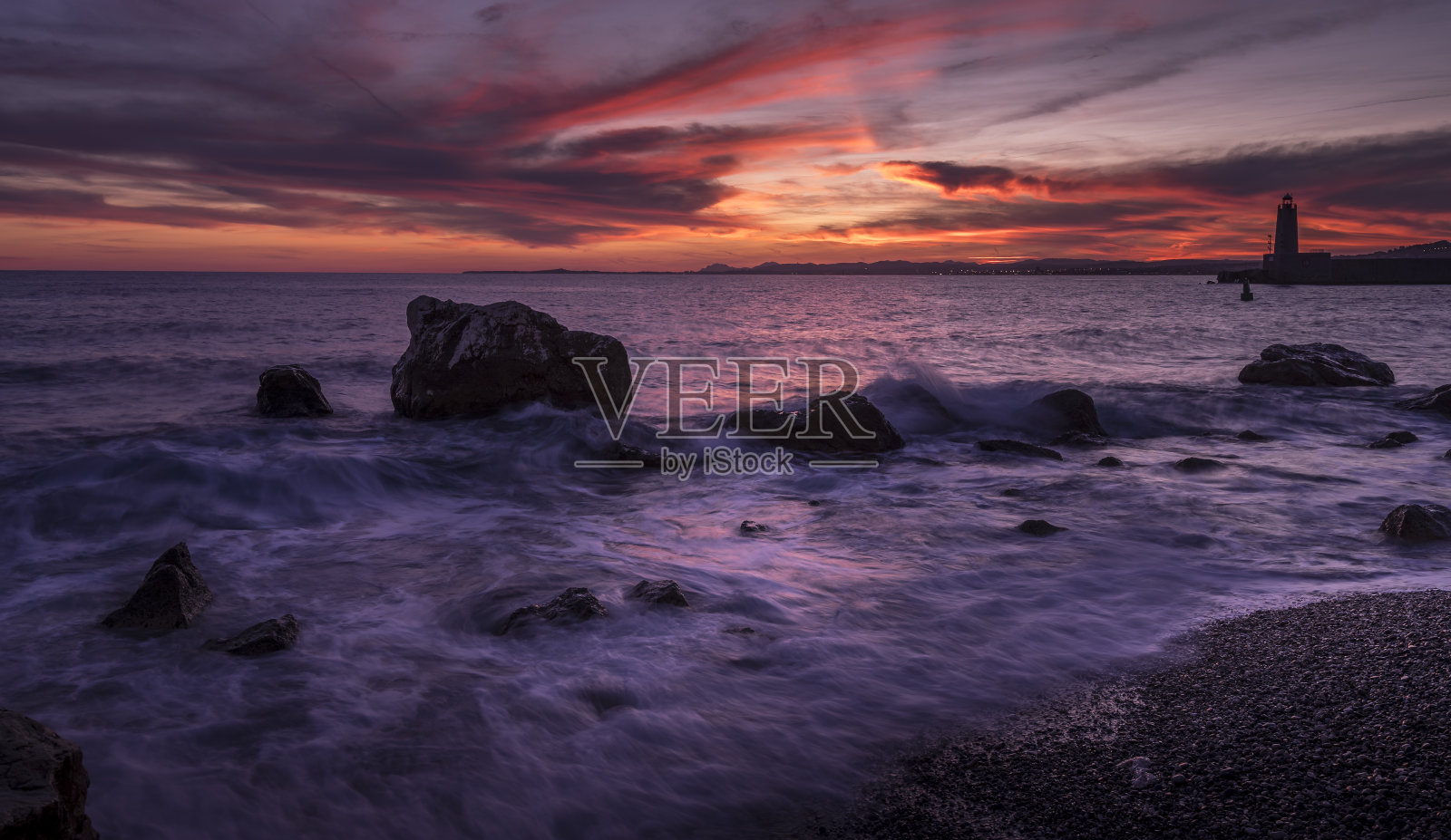 日落在法国里维埃拉尼斯附近的昂日湾照片摄影图片