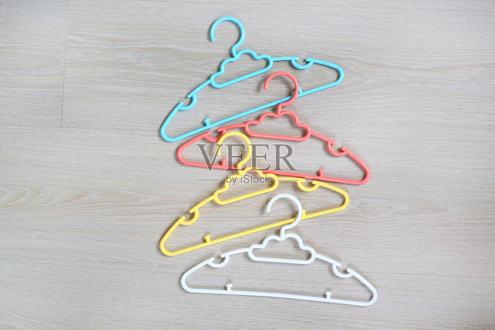 彩色塑料衣架在木制背景照片摄影图片