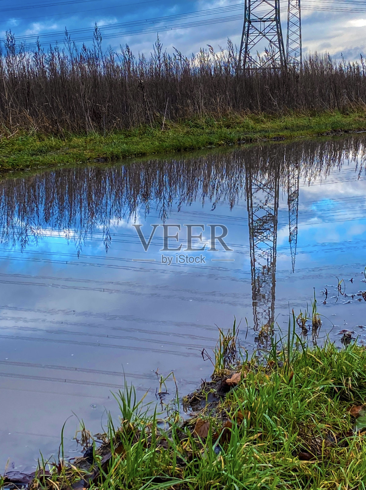 水力发电?土路上电线的倒影照片摄影图片