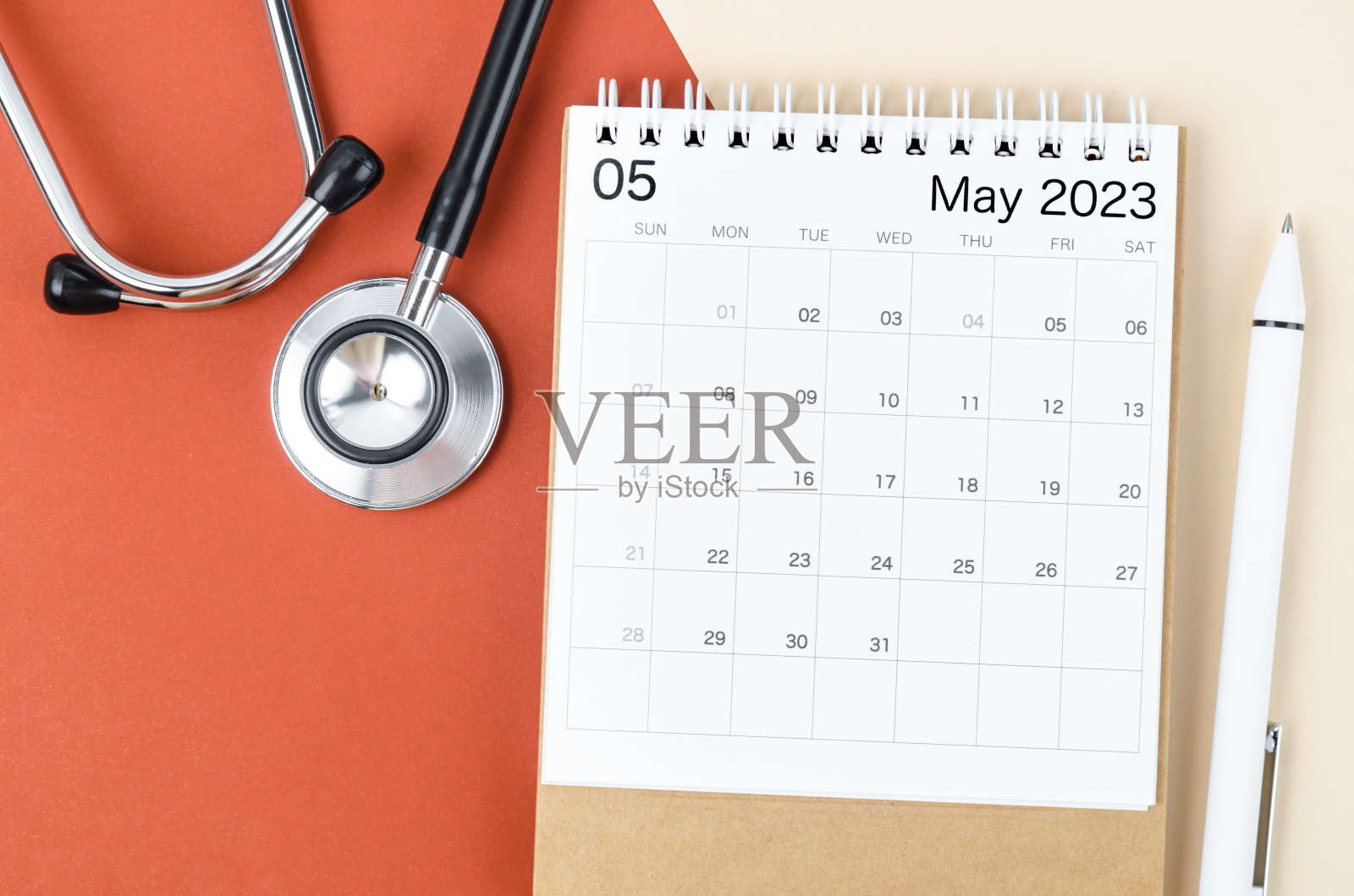 一个听诊器医疗和2023年5月台历用钢笔在美丽的背景上，时间表检查健康的概念。照片摄影图片