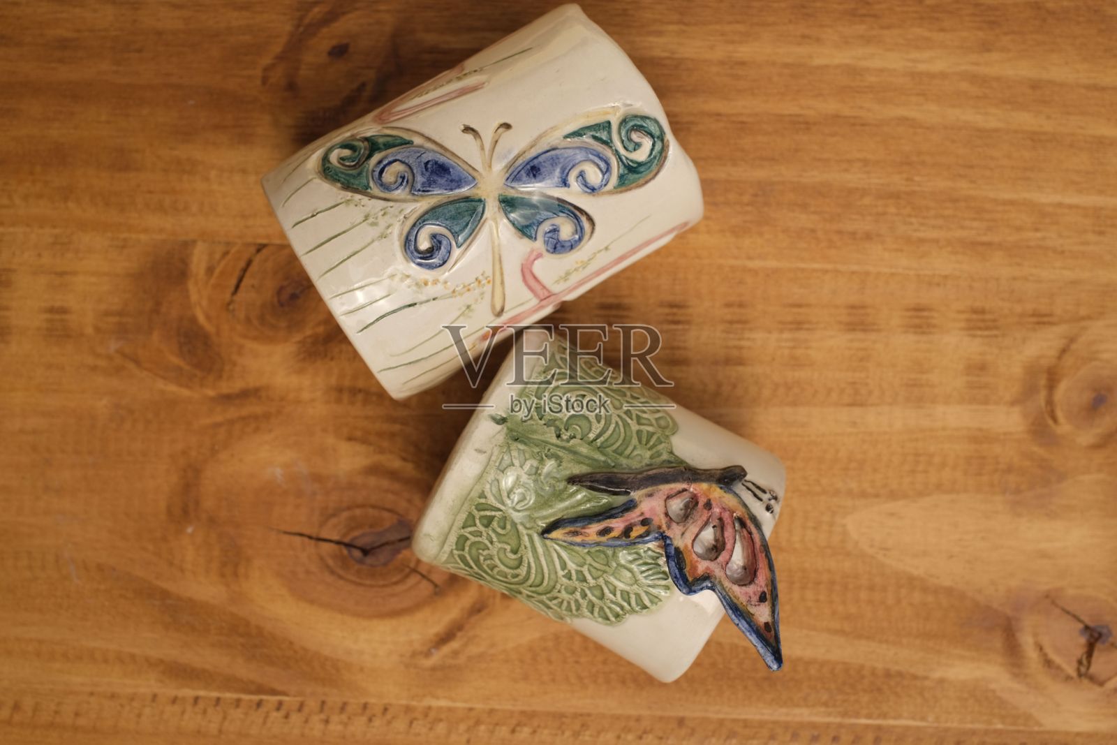 在木桌上有蝴蝶图案的陶瓷杯特写照片摄影图片