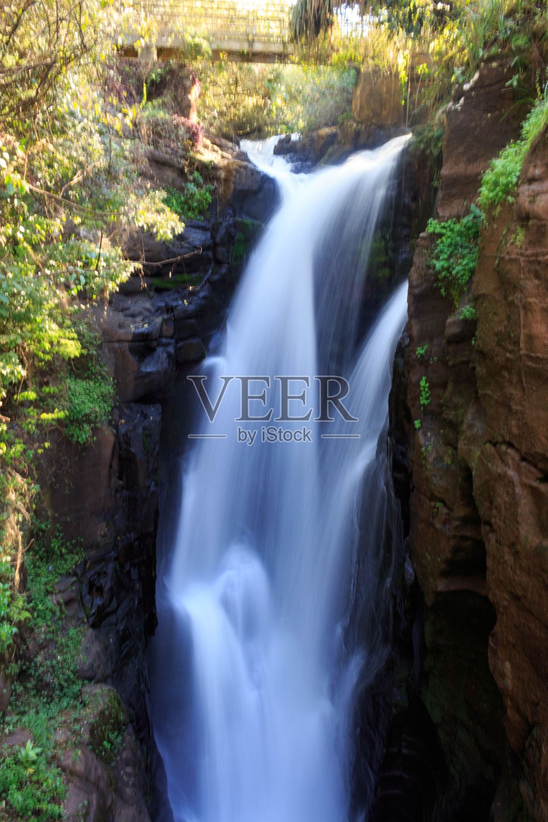 阿根廷伊瓜苏瀑布的垂直拍摄照片摄影图片