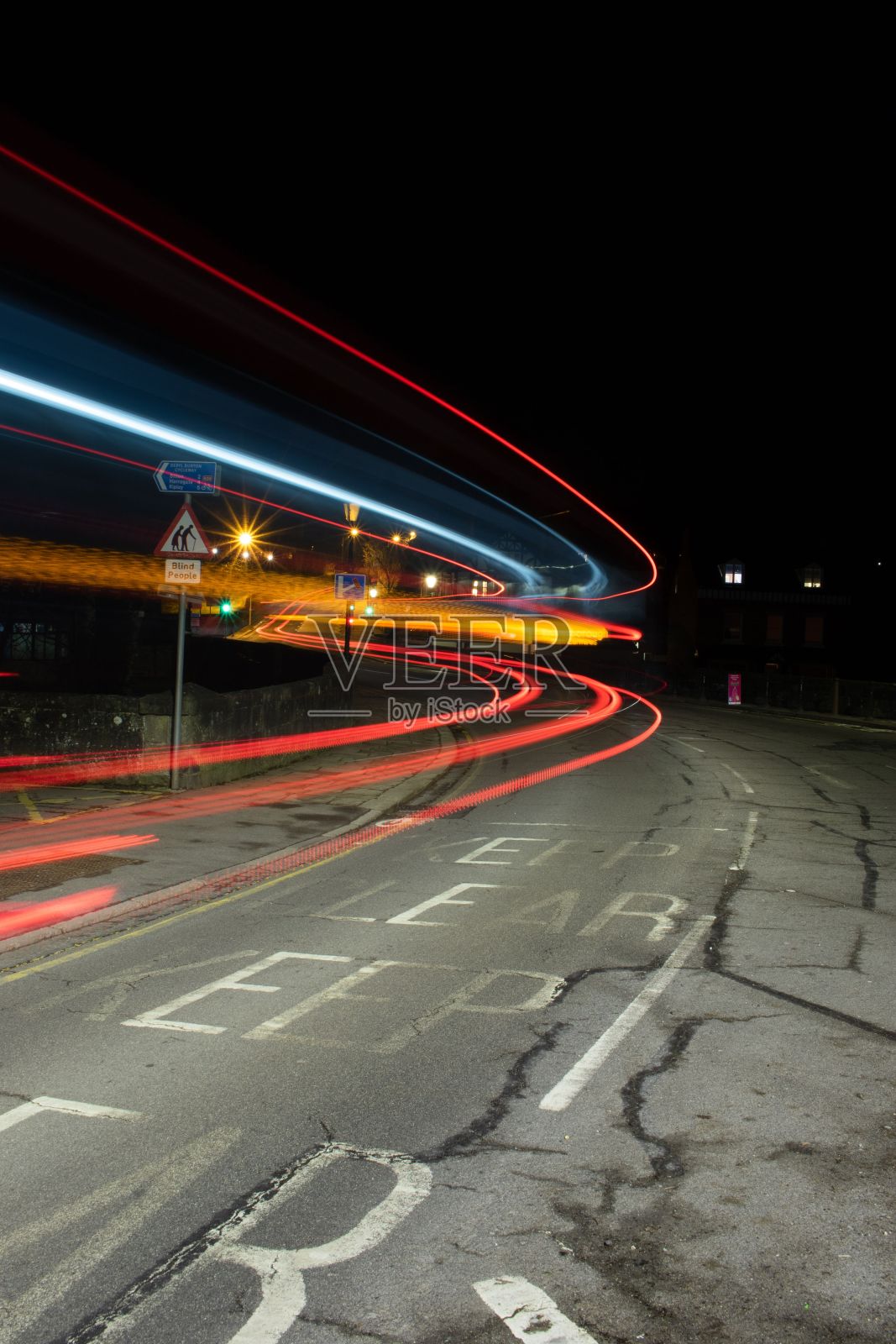 垂直拍摄夜晚空旷的柏油路，长时间曝光彩色灯光效果照片摄影图片