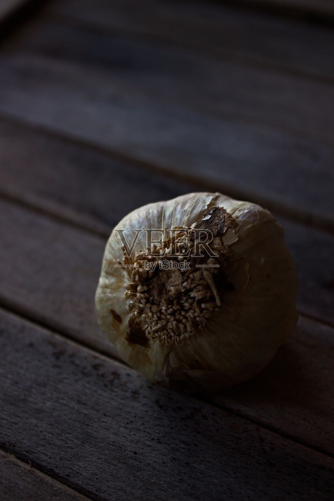 在木质表面上的蒜头特写照片摄影图片