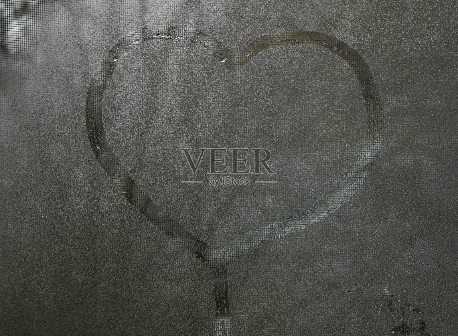 湿玻璃上的心形图案照片摄影图片