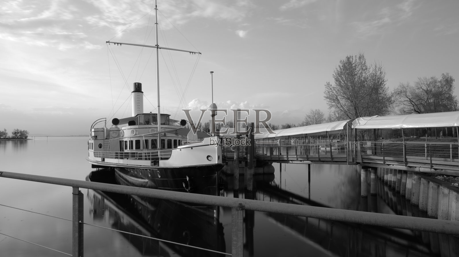 历史悠久的奥地利船在布雷根茨的康斯坦茨湖，在软水在黑色和白色照片摄影图片