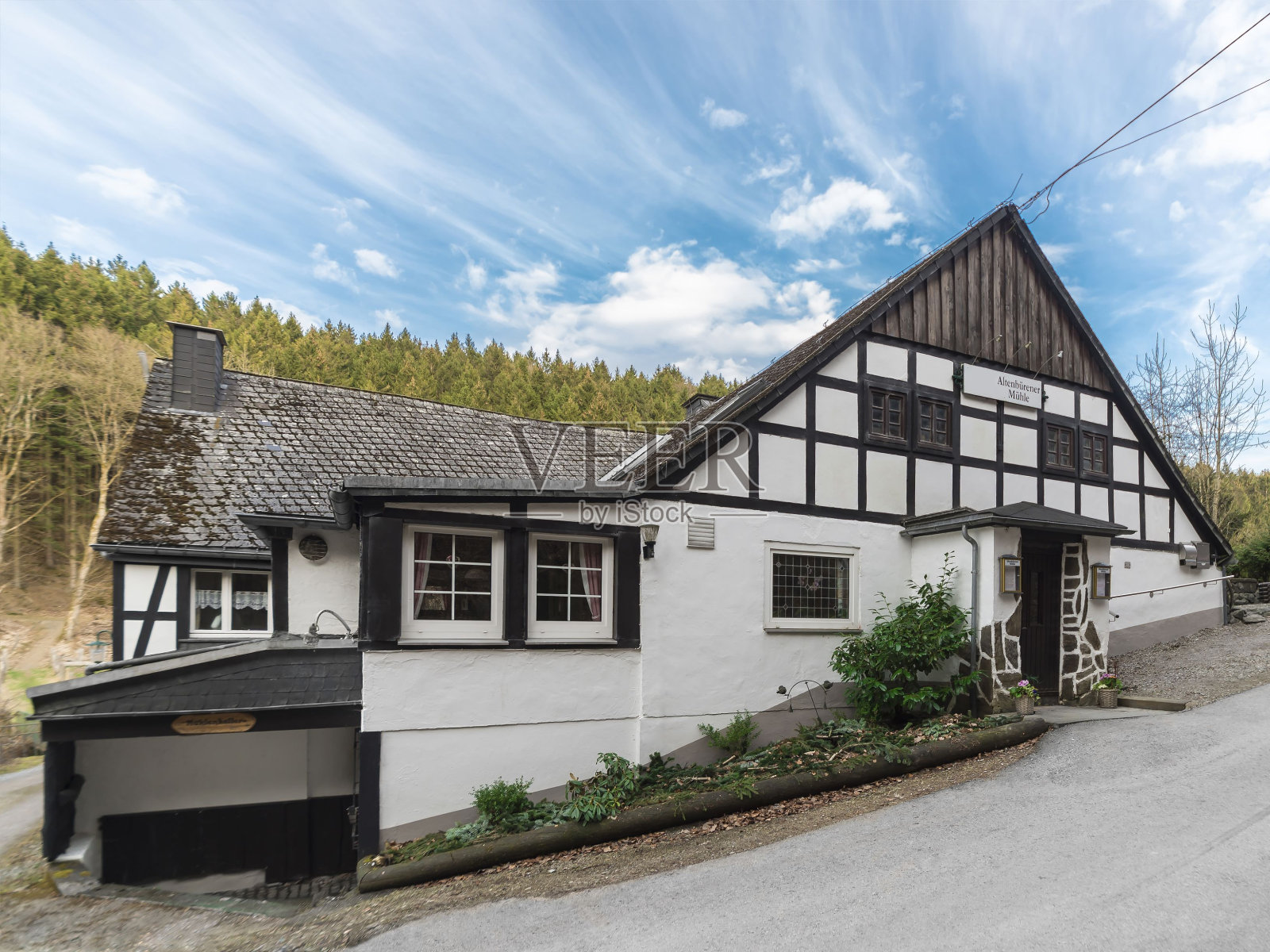 背景是山丘的餐厅照片摄影图片