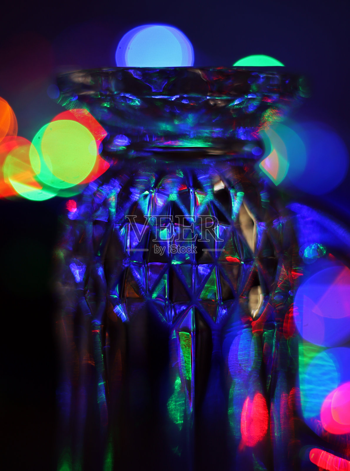 散景背景上的水晶玻璃酒杯照片摄影图片