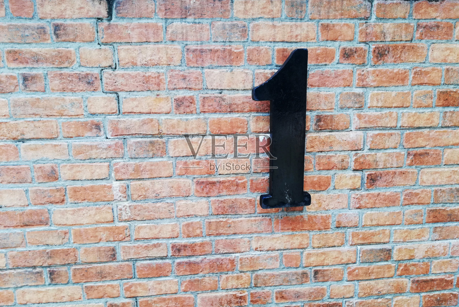 墙背景与黑色数字1标志照片摄影图片