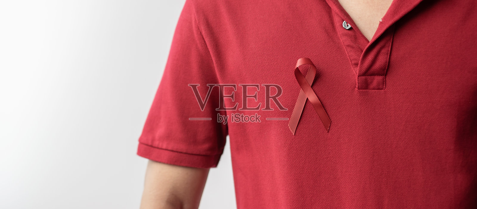 勃艮第红丝带为3月多发性骨髓瘤癌症和12月世界艾滋病日宣传月。保健和世界癌症日的概念照片摄影图片