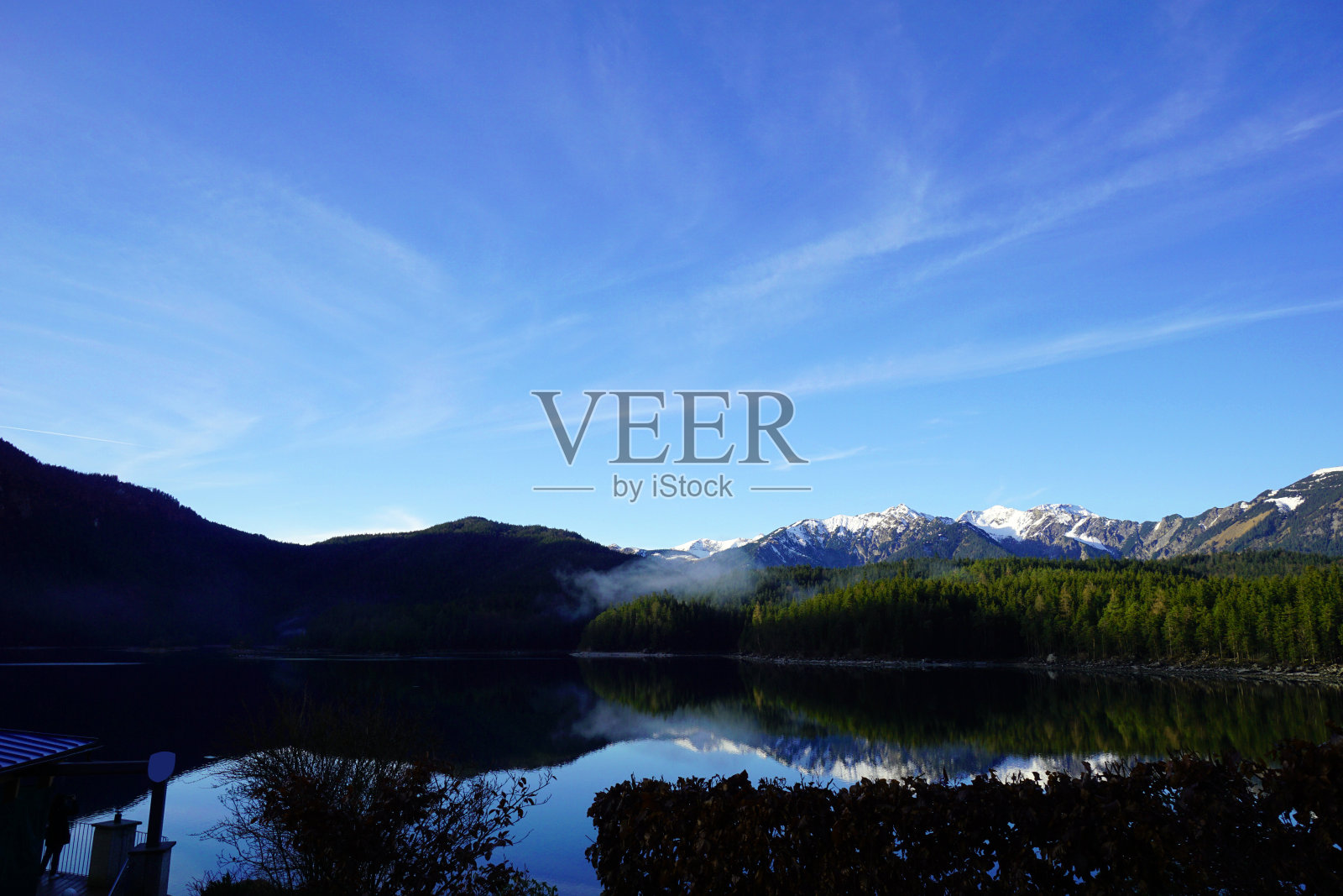 艾布西湖和山上的倒影。照片摄影图片