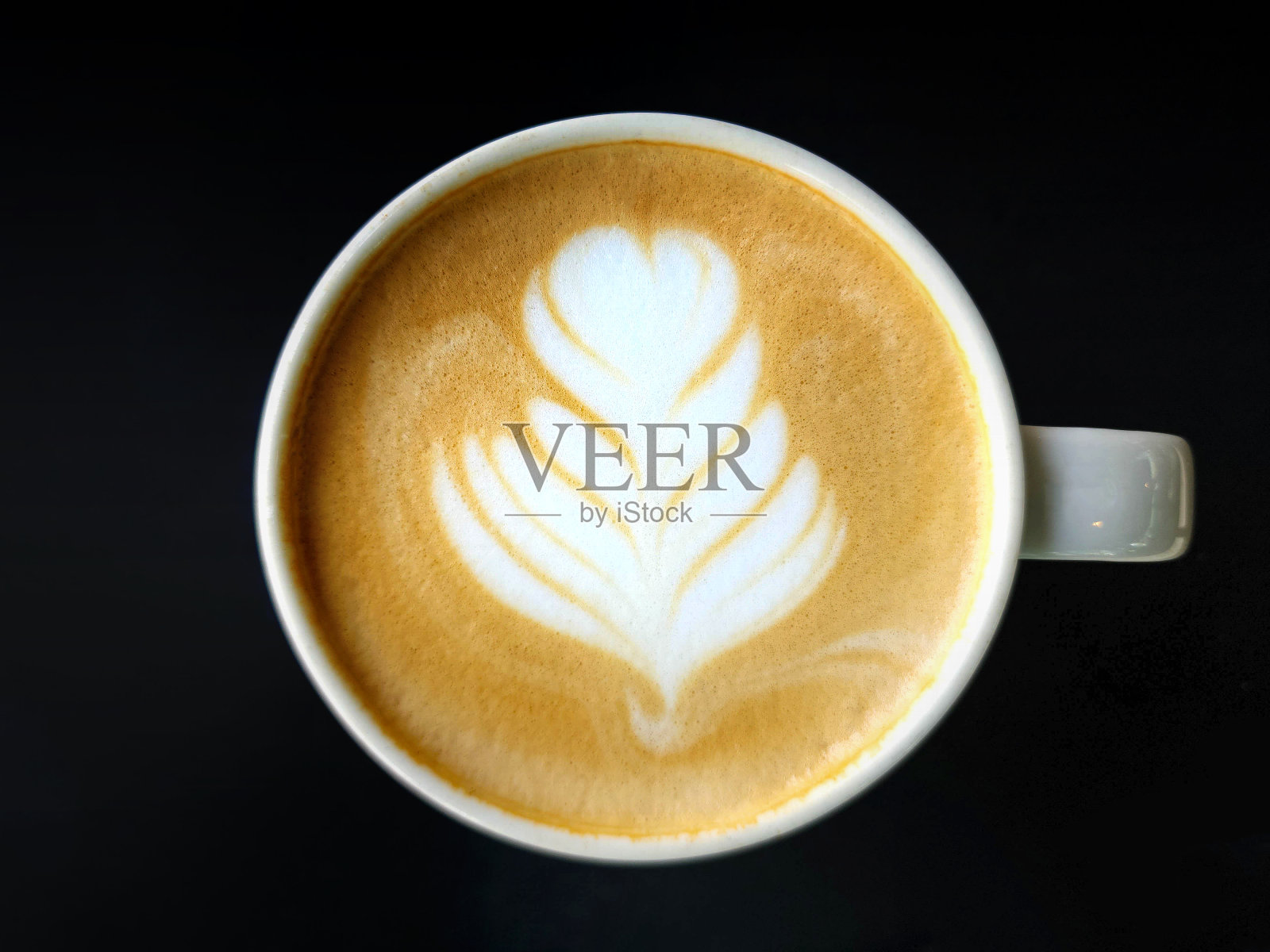 一杯黑色背景的拉花咖啡照片摄影图片