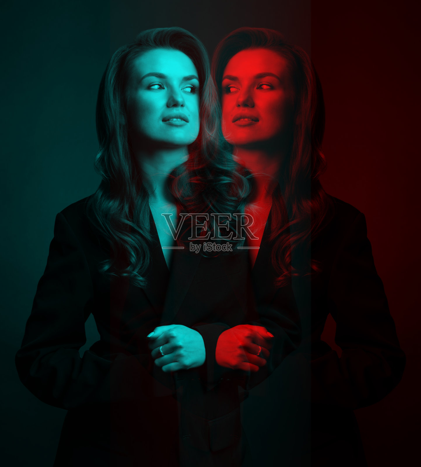 美丽的女人与深色西装和波浪头发工作室肖像在RGB颜色通道分裂效果风格照片摄影图片