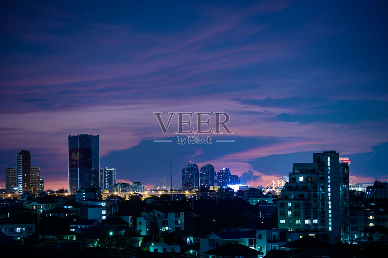 夜间现代建筑的鸟瞰图照片摄影图片