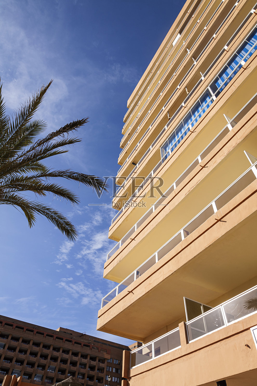 现代建筑外立面塔式建筑照片摄影图片