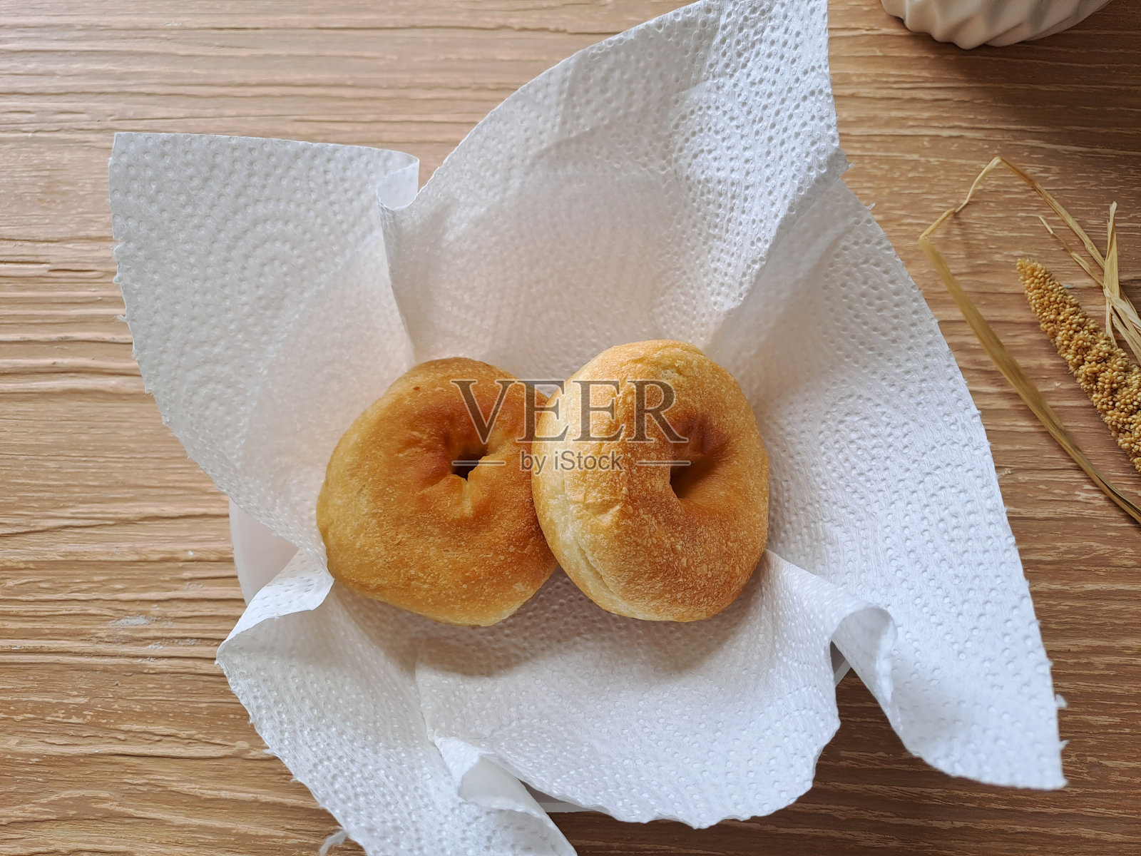 普通的甜甜圈照片摄影图片