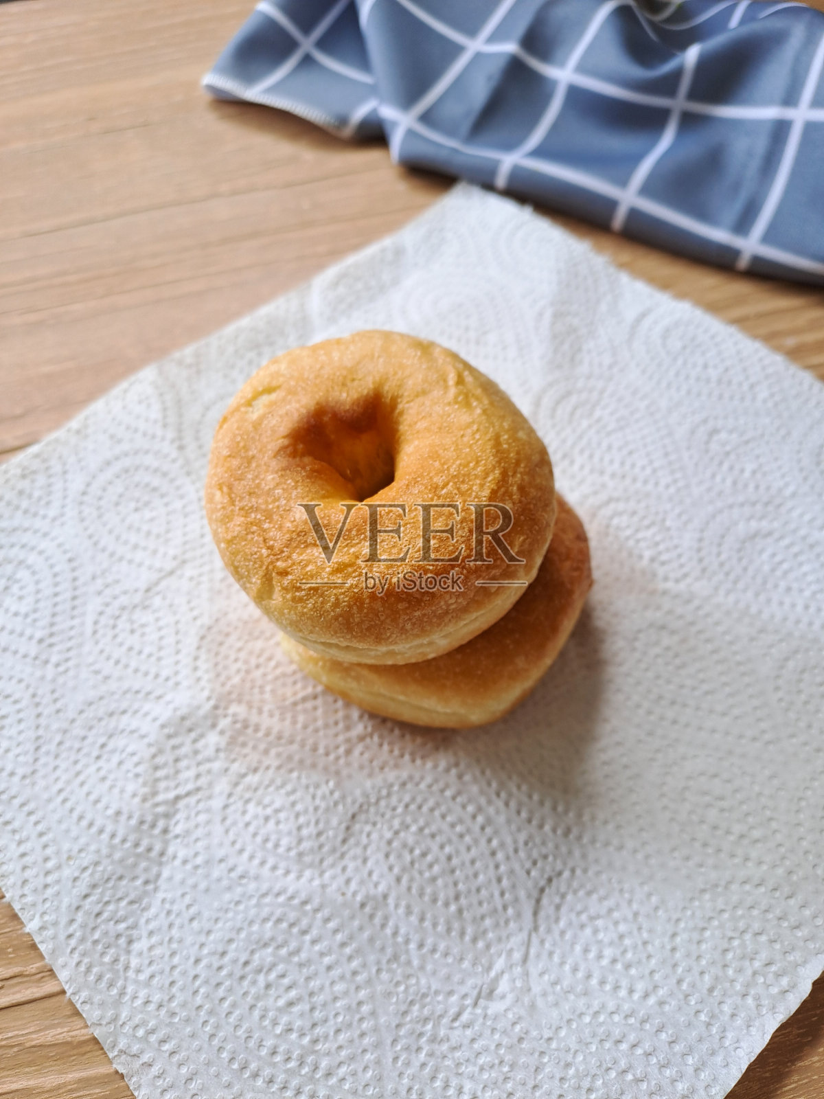 普通的甜甜圈照片摄影图片