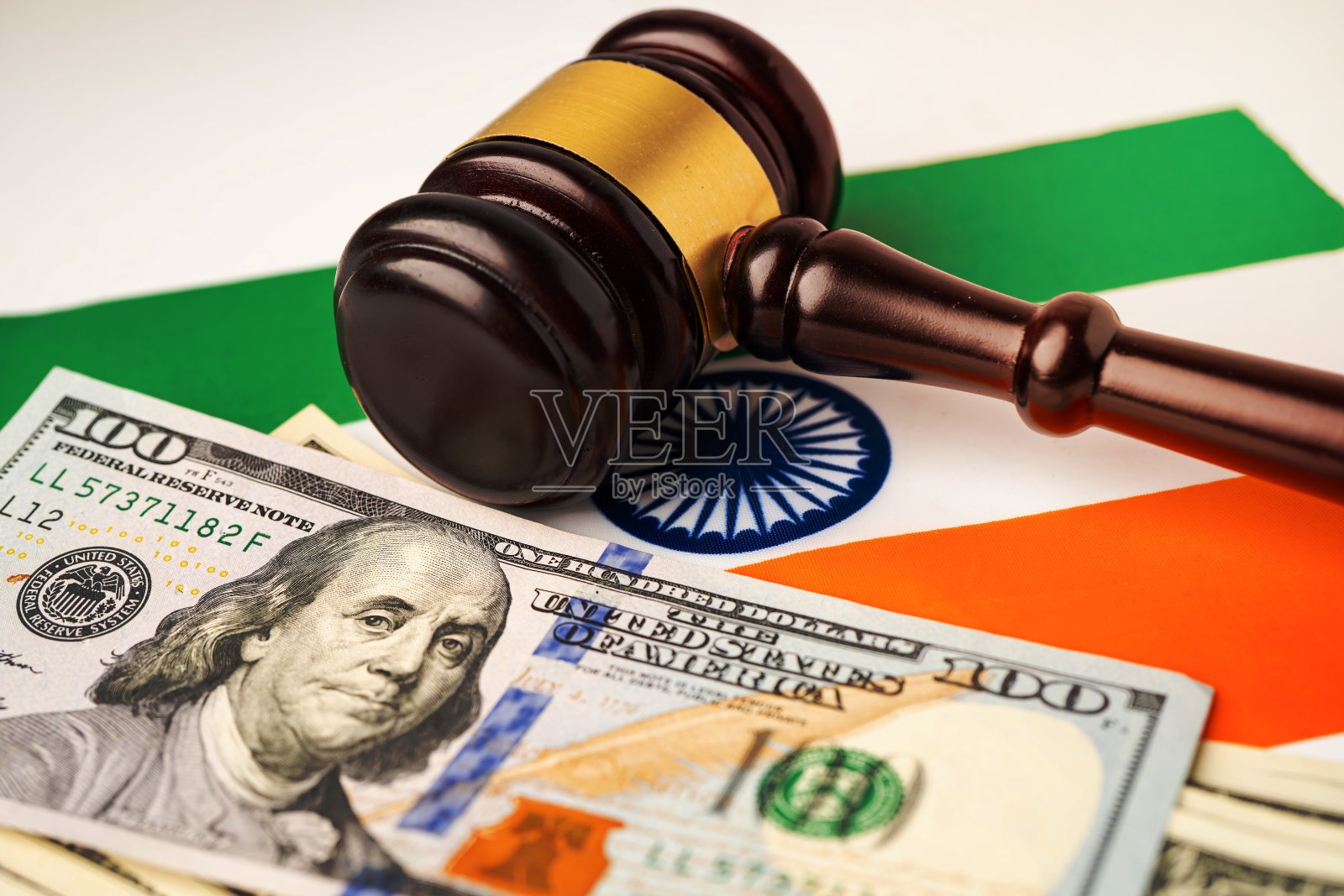 带有法官律师用木槌的印度国旗图案。法律与公正法庭概念照片摄影图片