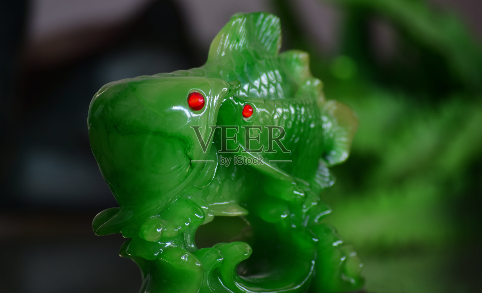 真正的玉是玉雕刻成绿色的形式照片摄影图片