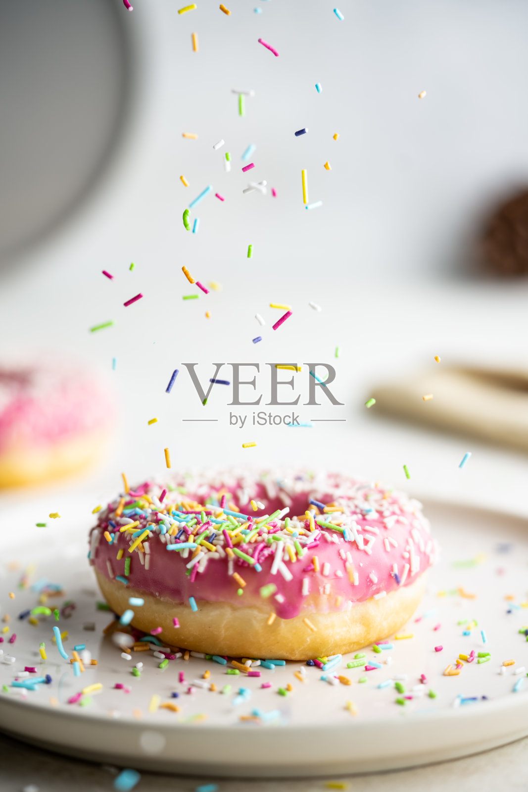 草莓甜甜圈和蛋糕装饰照片摄影图片