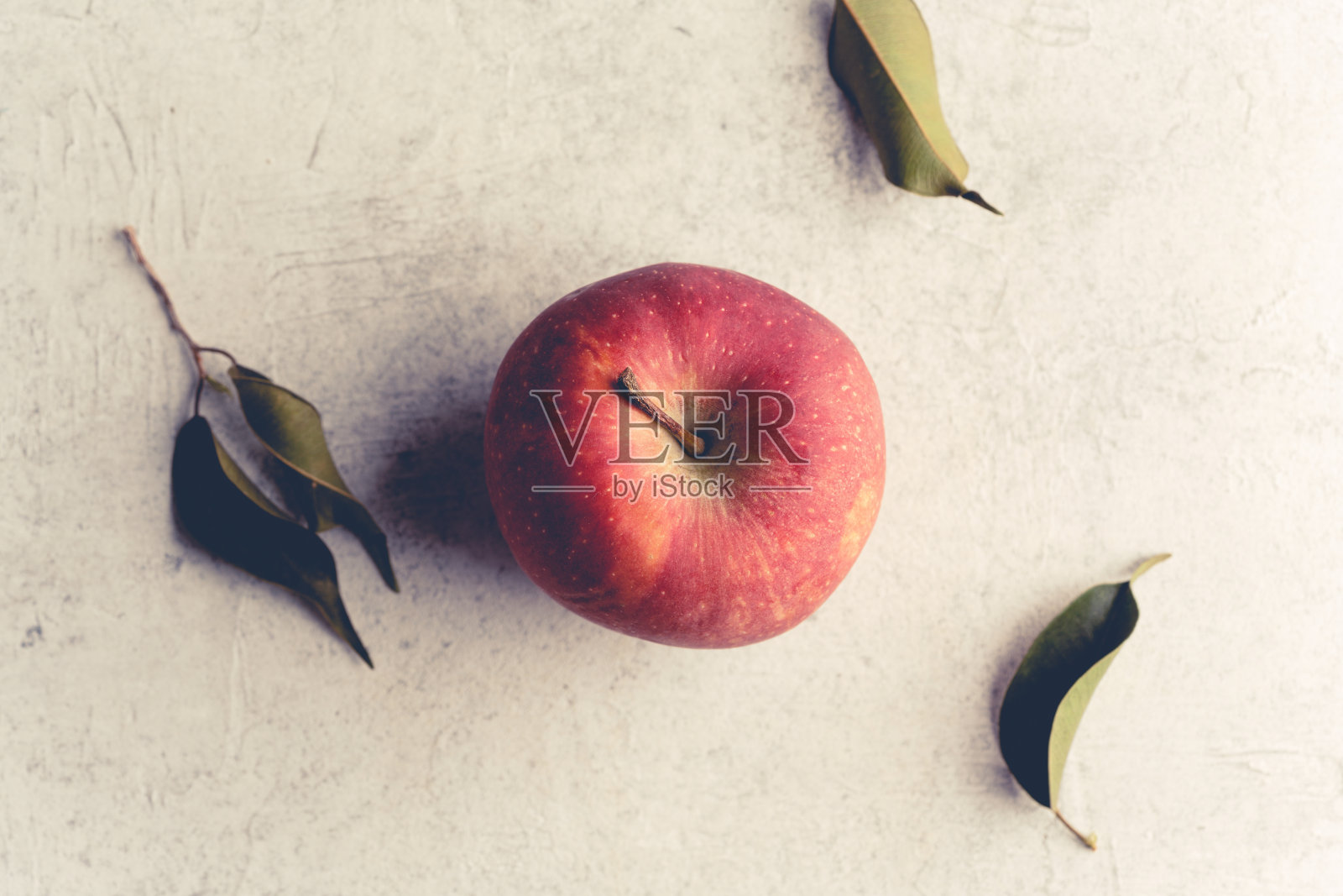 红色的苹果和树叶在复古的背景照片摄影图片