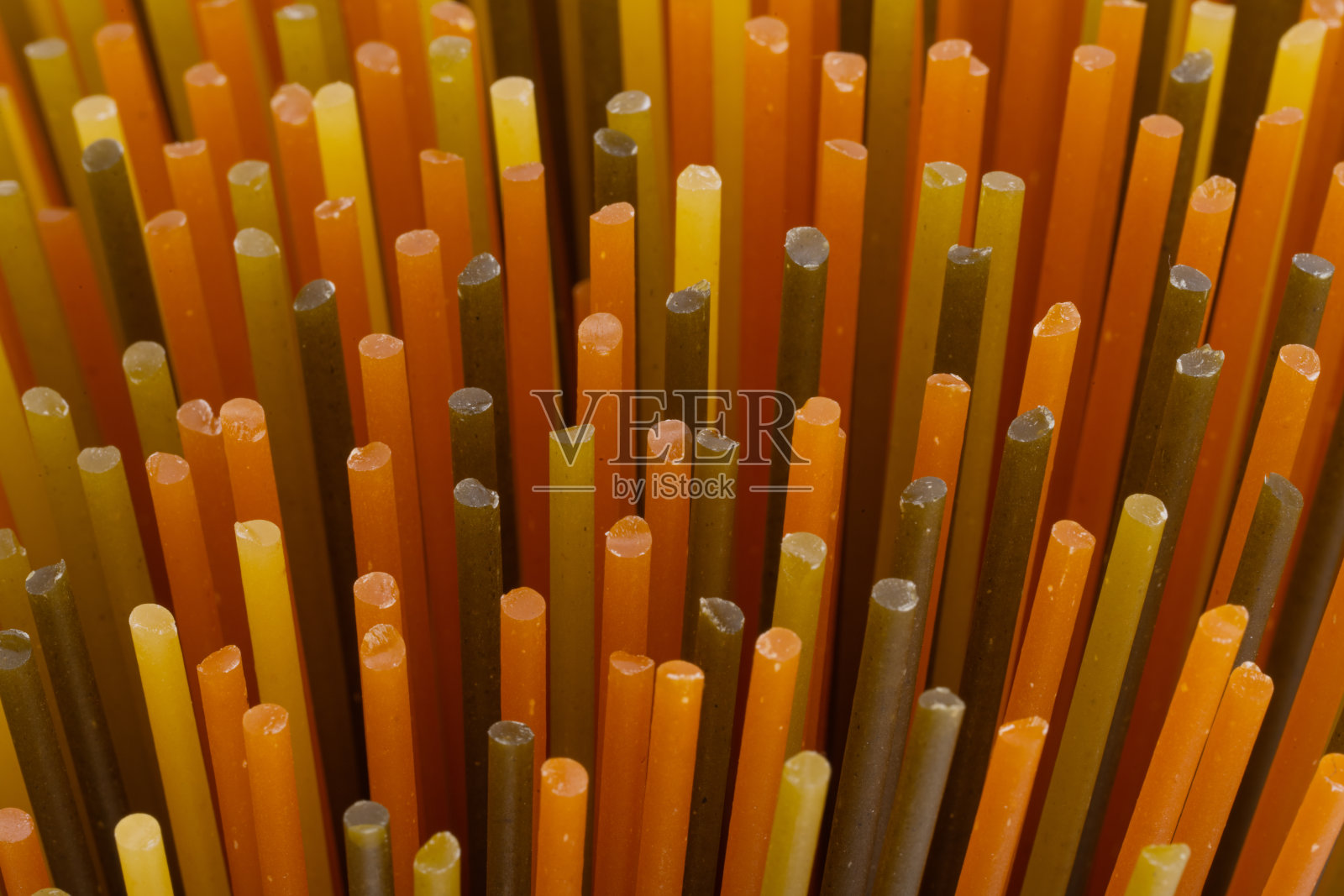 意大利面配西红柿和菠菜照片摄影图片