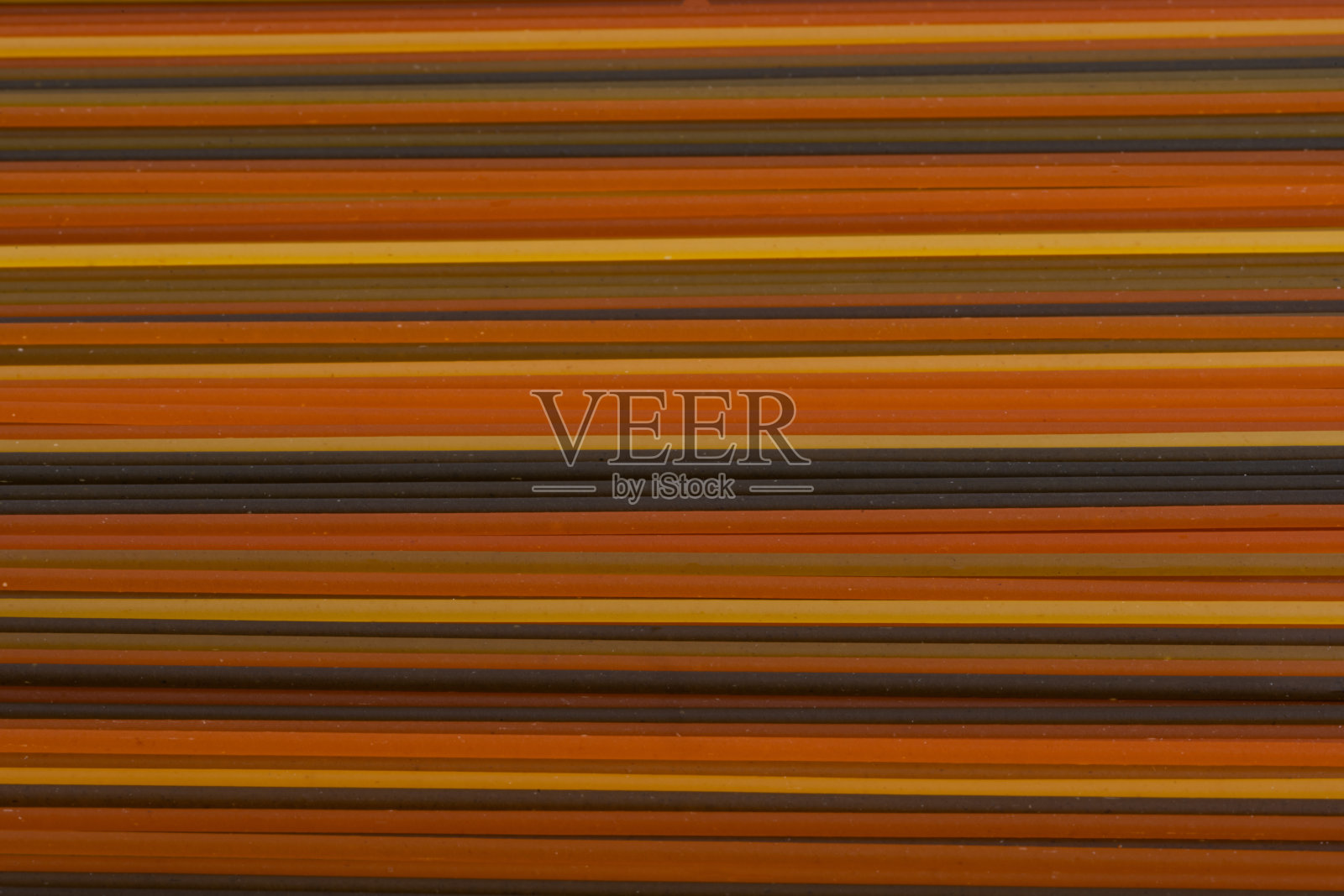 意大利面配西红柿和菠菜照片摄影图片