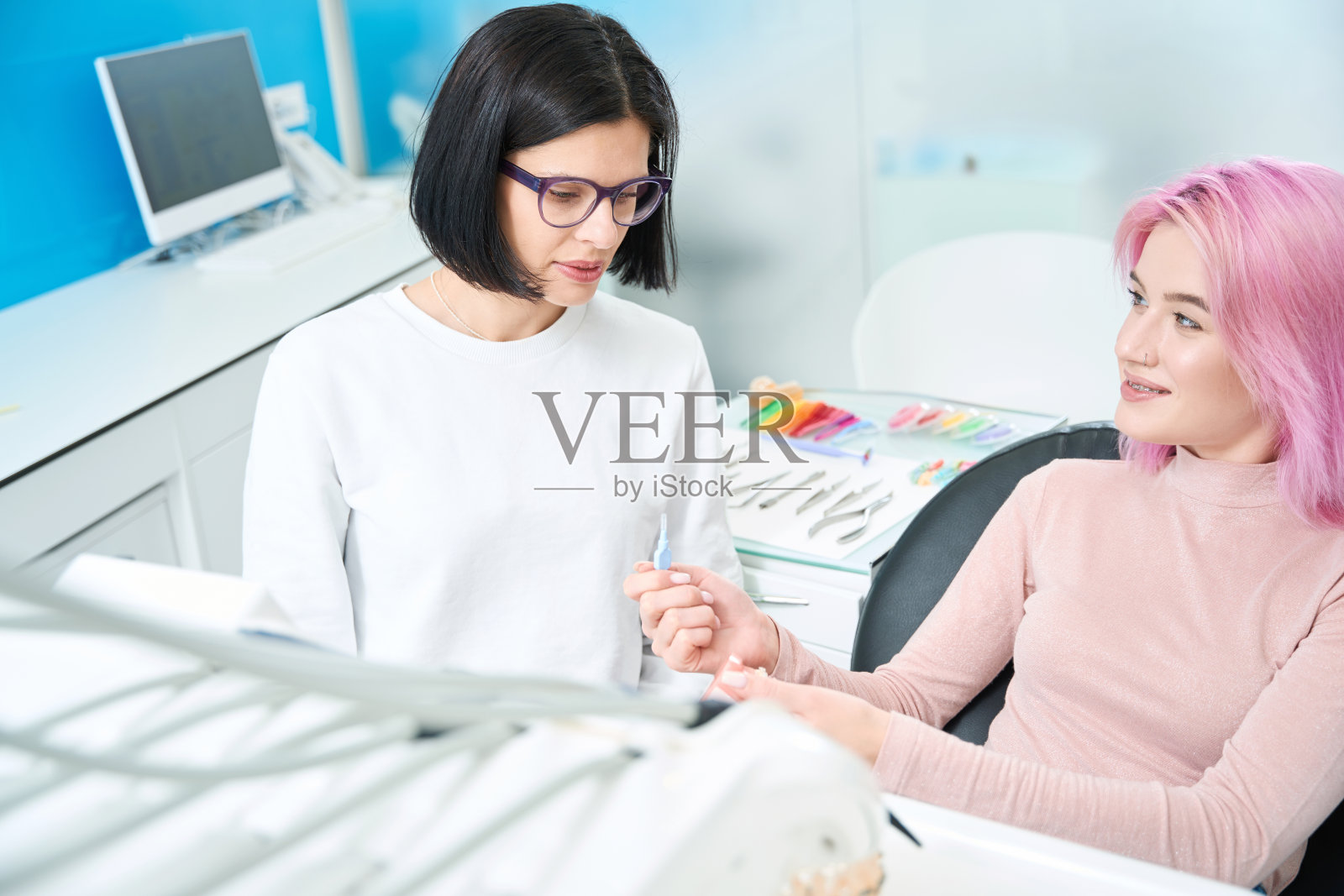 牙科诊所的两个年轻女人照片摄影图片