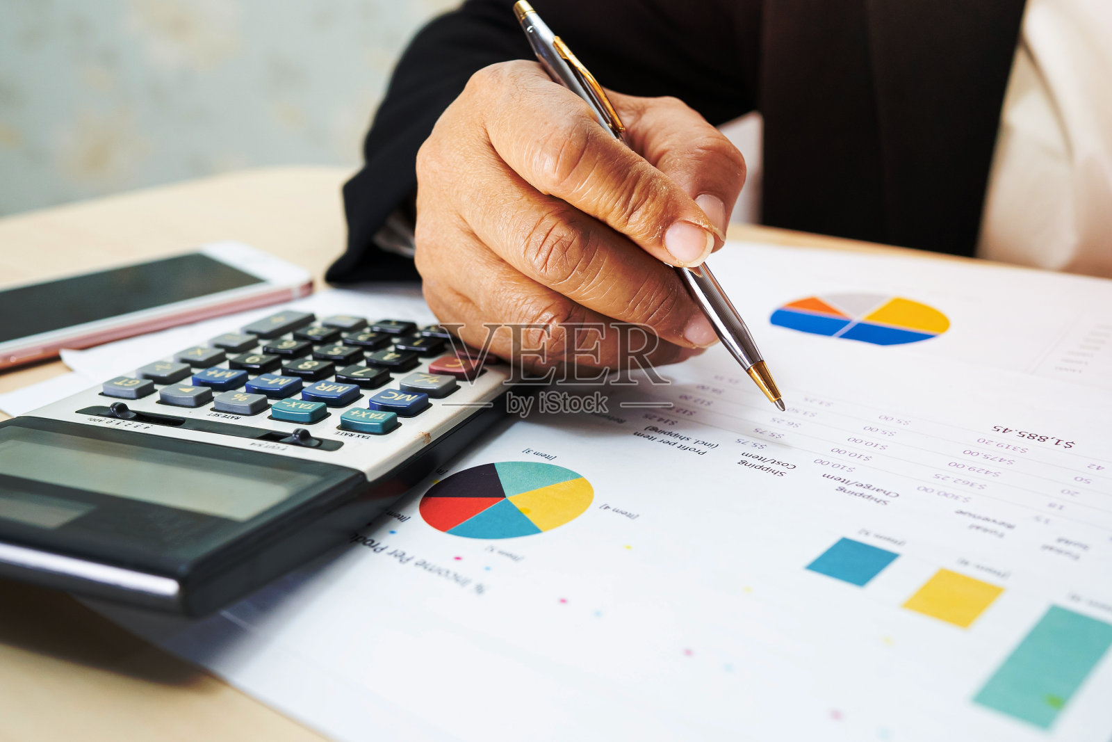 亚洲会计在现代办公、财务和商业理念下，用图表和计算器分析财务报告和项目会计。照片摄影图片