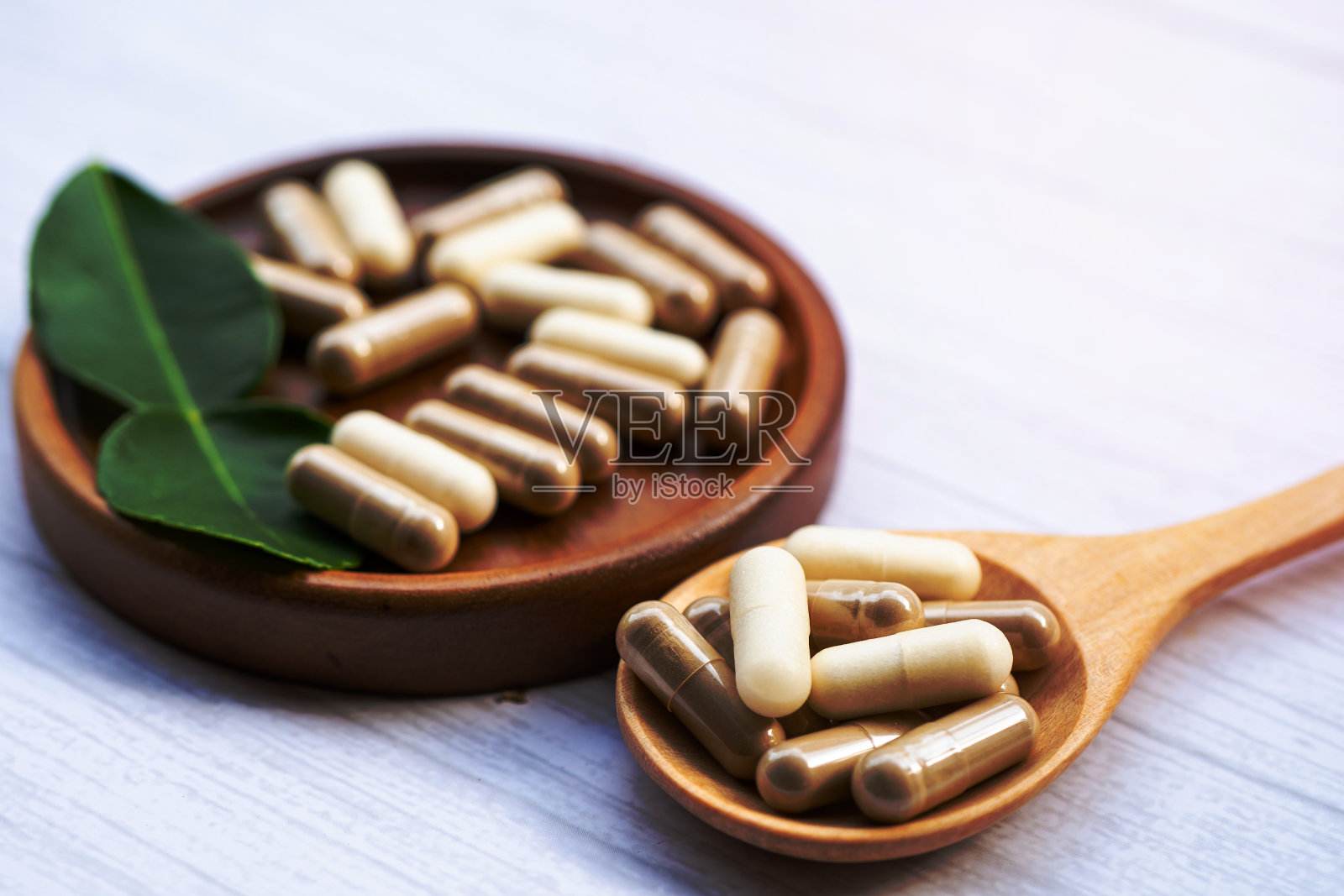 草药有机胶囊与维生素矿物质，药物与草药叶天然补充健康美好生活。照片摄影图片