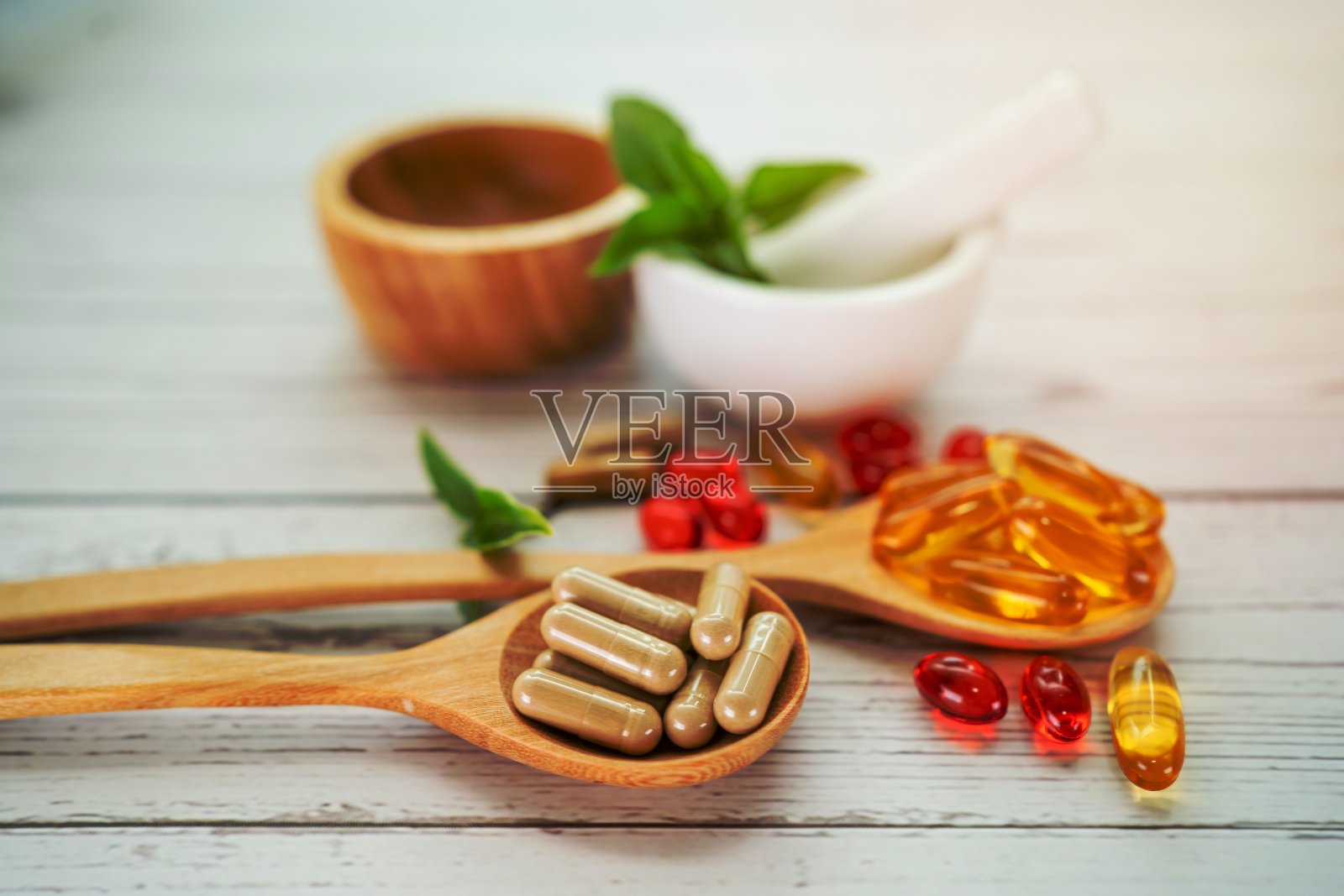 草药有机胶囊以维生素E、欧米茄3鱼油、矿物质、草药叶为药物的天然补品，健康美好生活。照片摄影图片