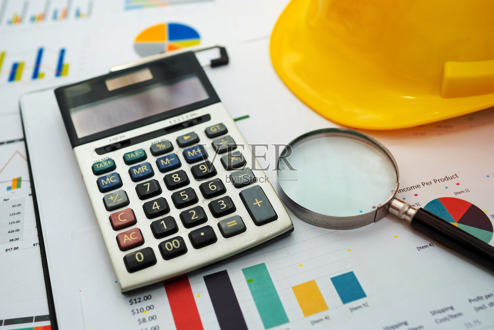 用于办公室工作项目的带施工头盔的图形计算器。照片摄影图片