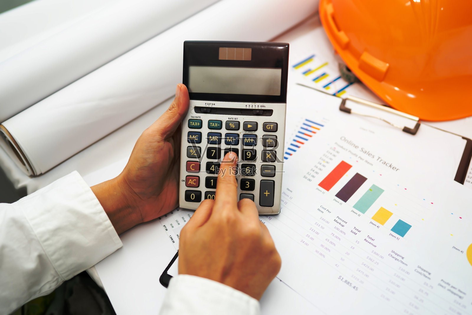 亚洲会计在现代办公、财务和商业理念下，用图表和计算器分析财务报告和项目会计。照片摄影图片