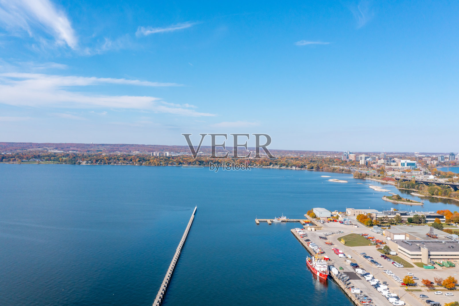 安大略湖和伊丽莎白女王路QEW高速公路，安大略省，加拿大照片摄影图片