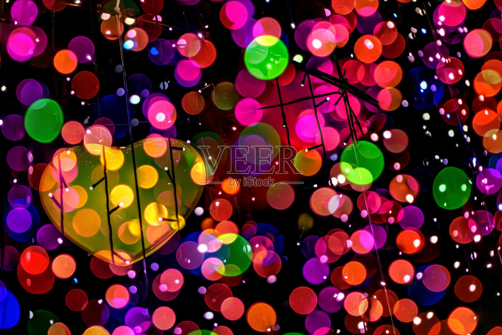 圣诞快乐和情人节快乐背景上的散景灯照片摄影图片