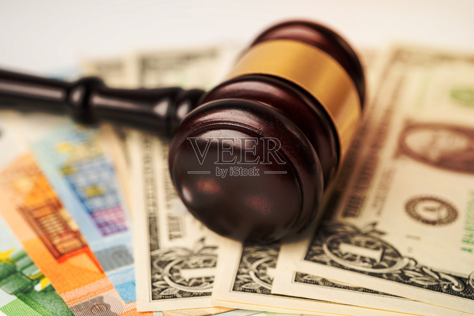 法槌、美元、欧元：金融概念照片摄影图片