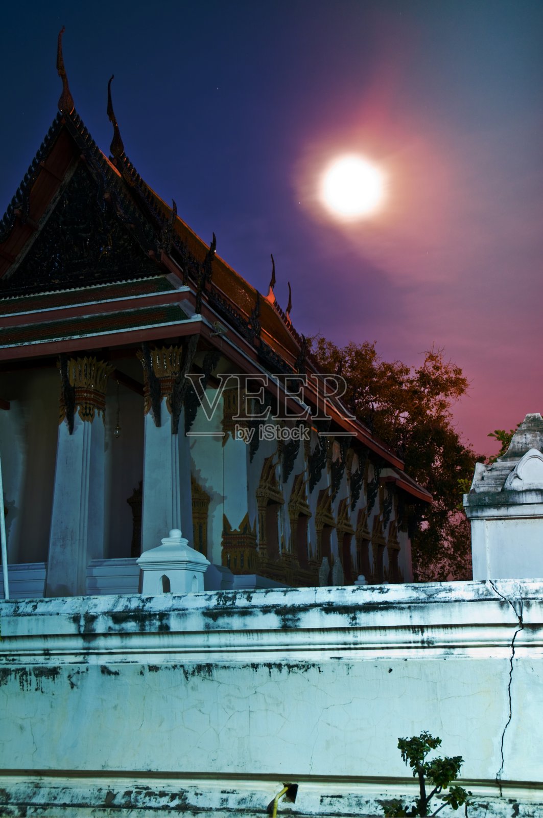 月圆之夜的寺庙照片摄影图片