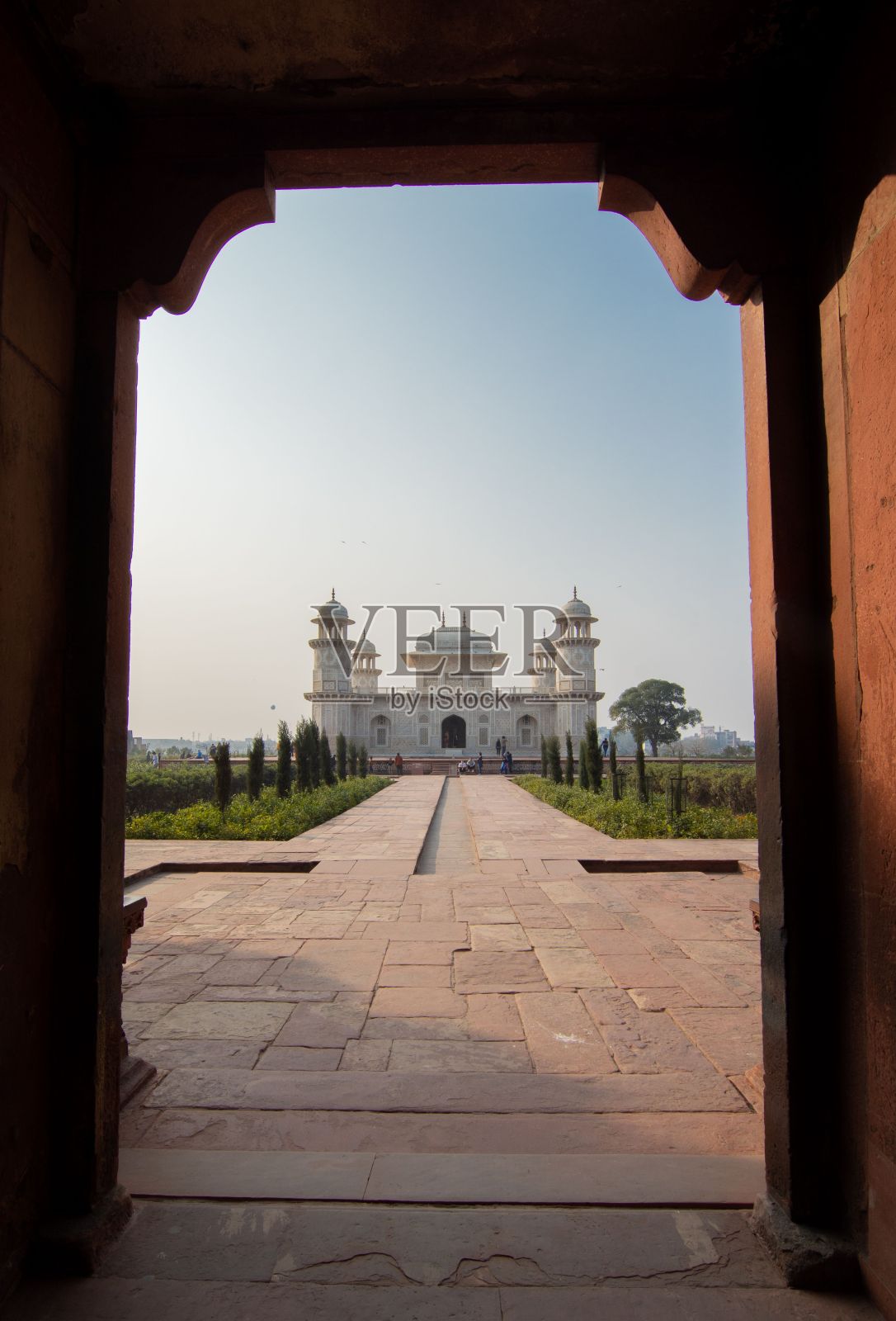 垂直拍摄的Itmad-ud-Daula在印度的蓝天下照片摄影图片