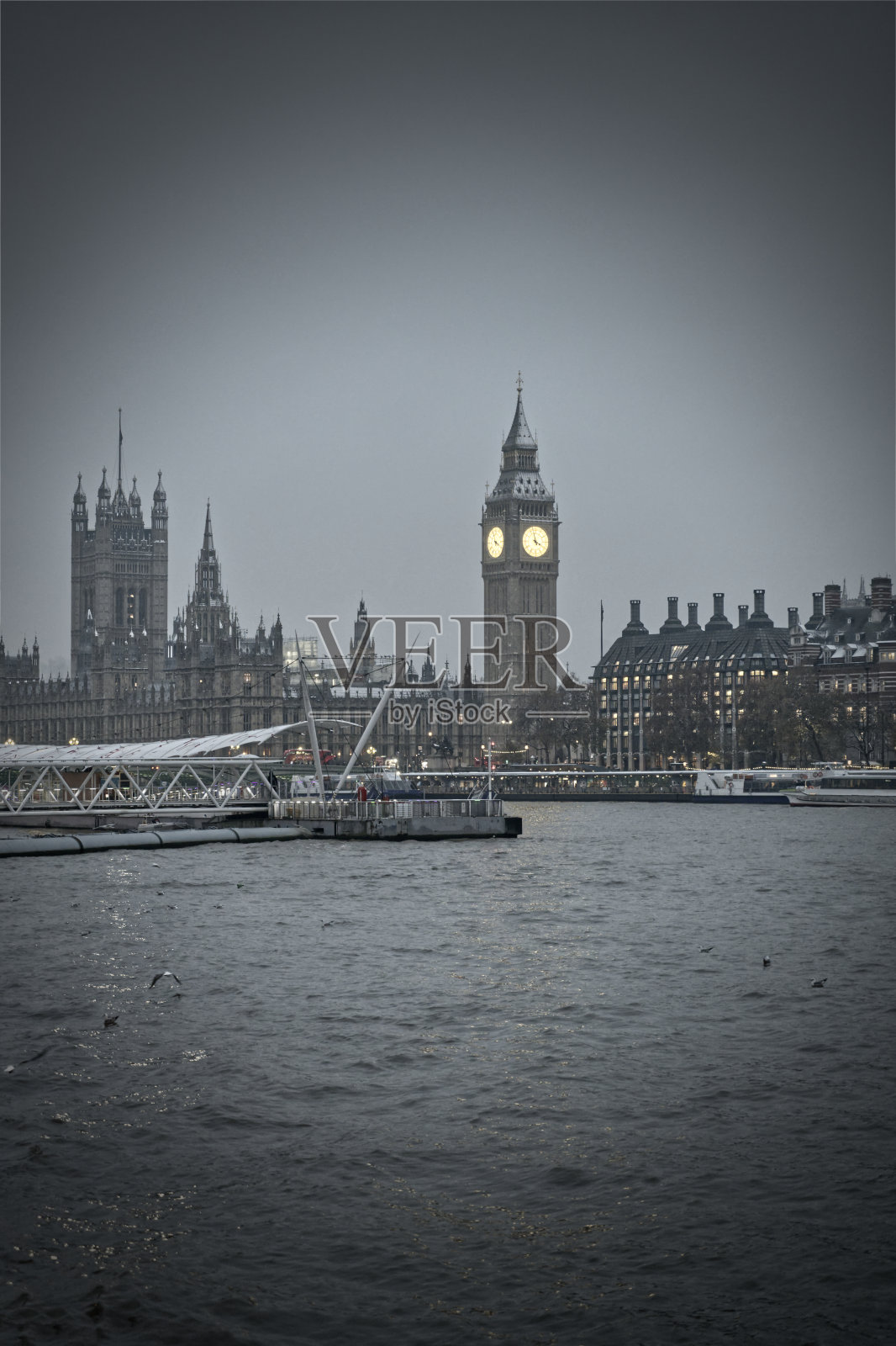 冬天晚上的大本钟英国伦敦威斯敏斯特大钟的大钟照片摄影图片