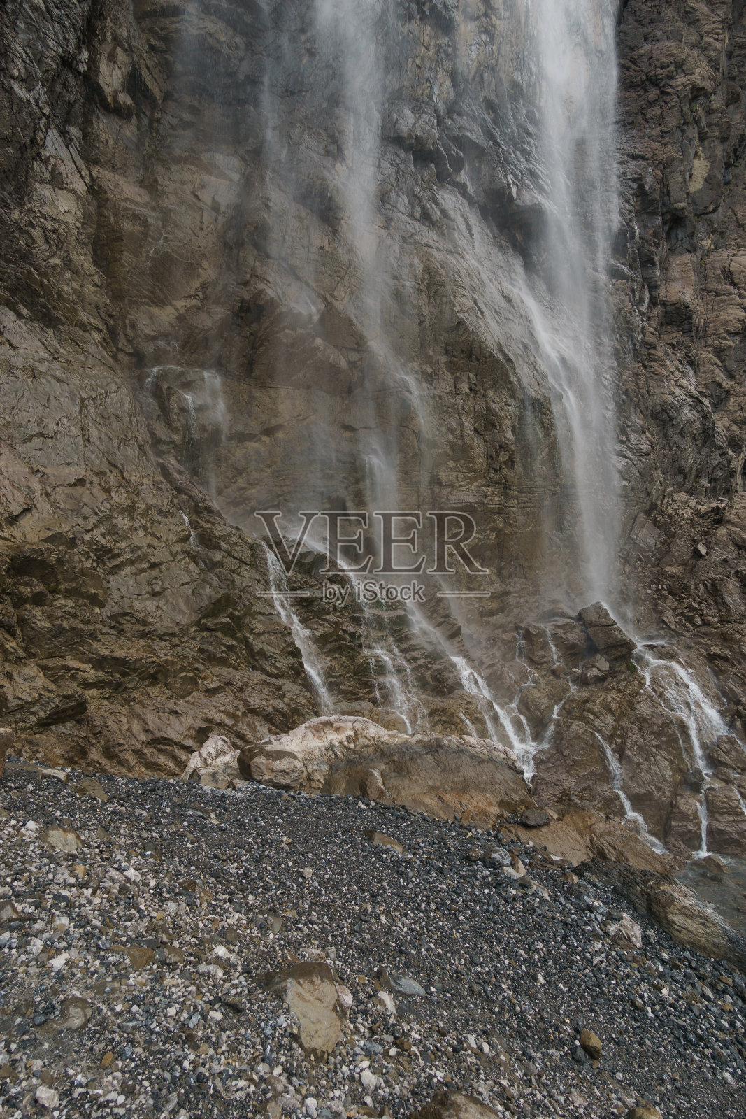在法国新阿基坦比利牛斯山脉巨大的高岩壁形成的加瓦尼大瀑布细节照片摄影图片
