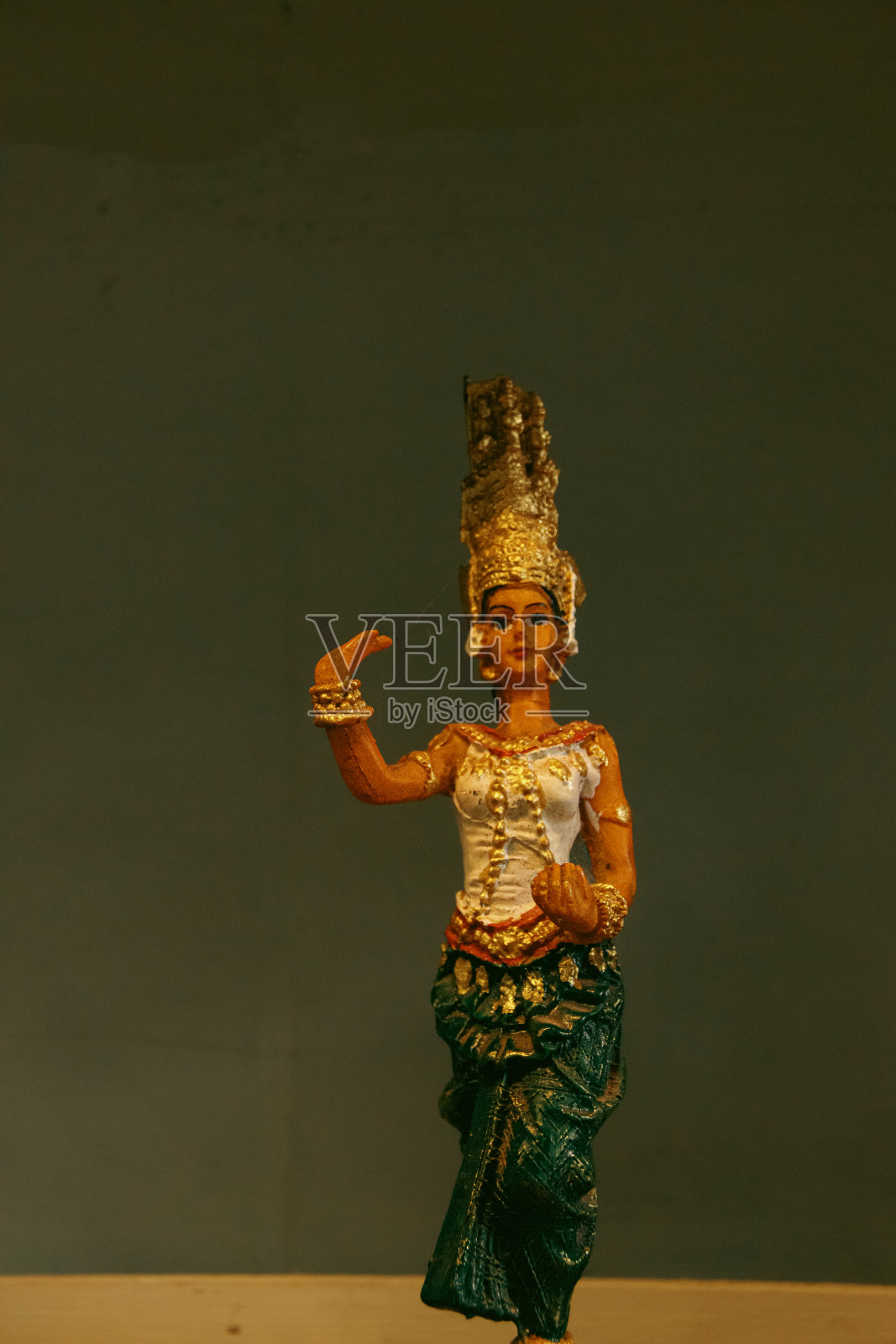 一个飞天舞者的小雕像作为受欢迎的旅游纪念品出售照片摄影图片