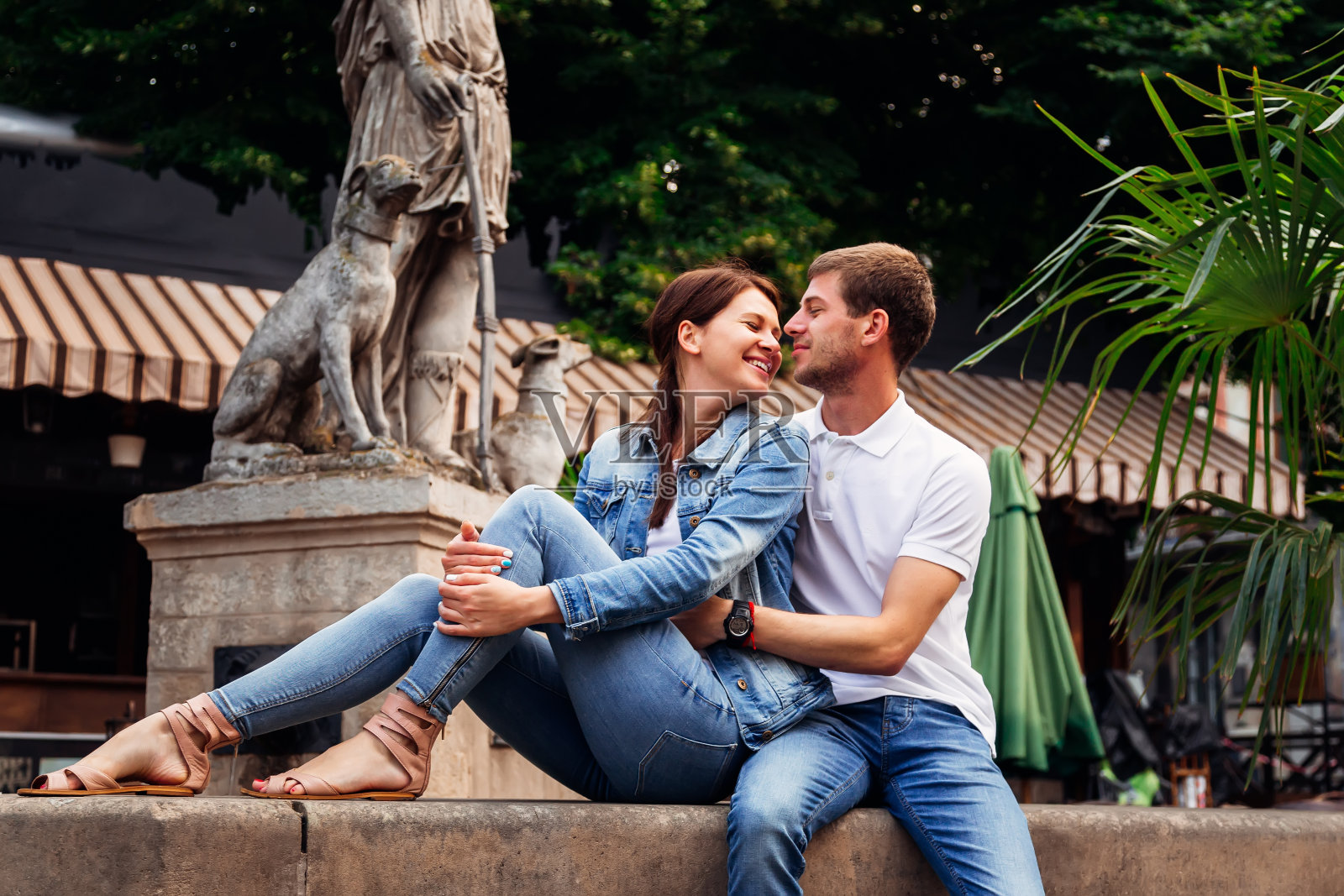 一对美妙的温柔夫妻，一起沿着咖啡馆附近的城市背景玩得很开心。照片摄影图片