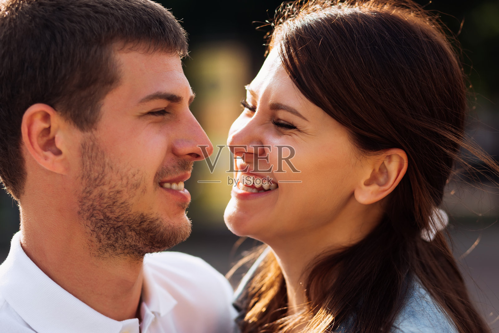 男朋友真诚地笑着看着他的女朋友照片摄影图片