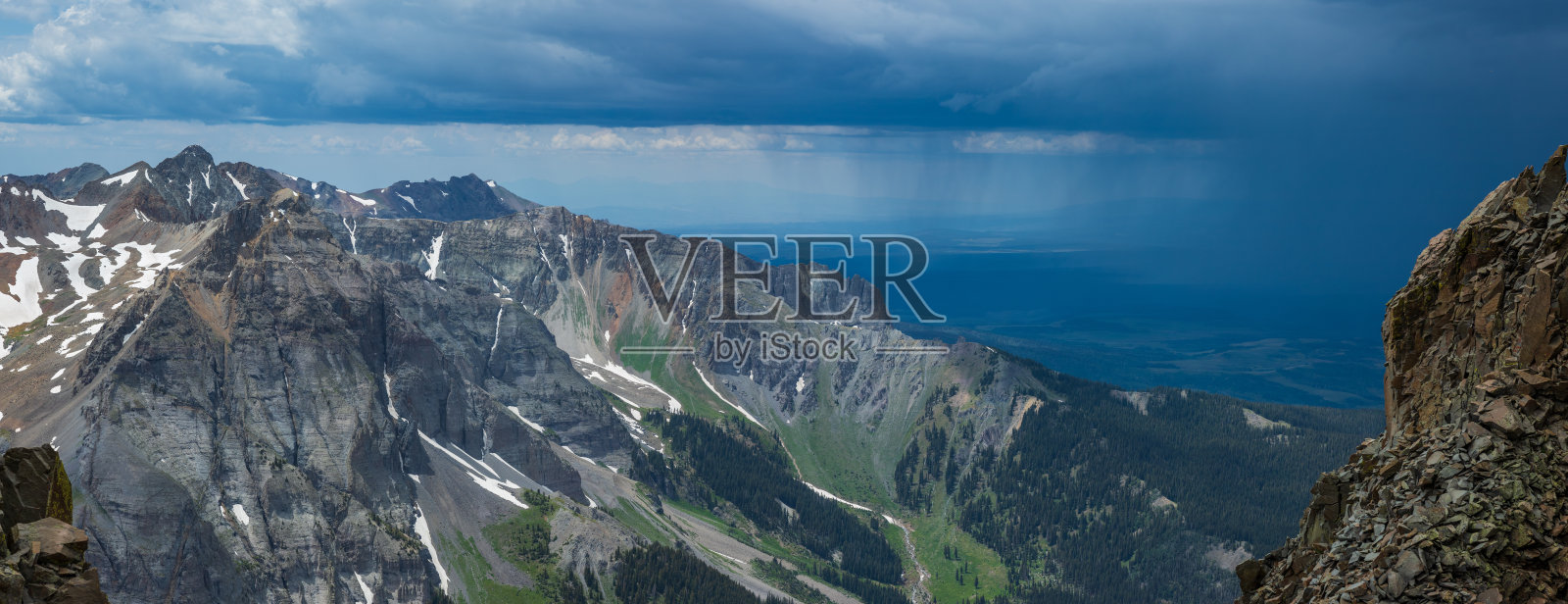 落基山脉全景图与接近雷暴照片摄影图片