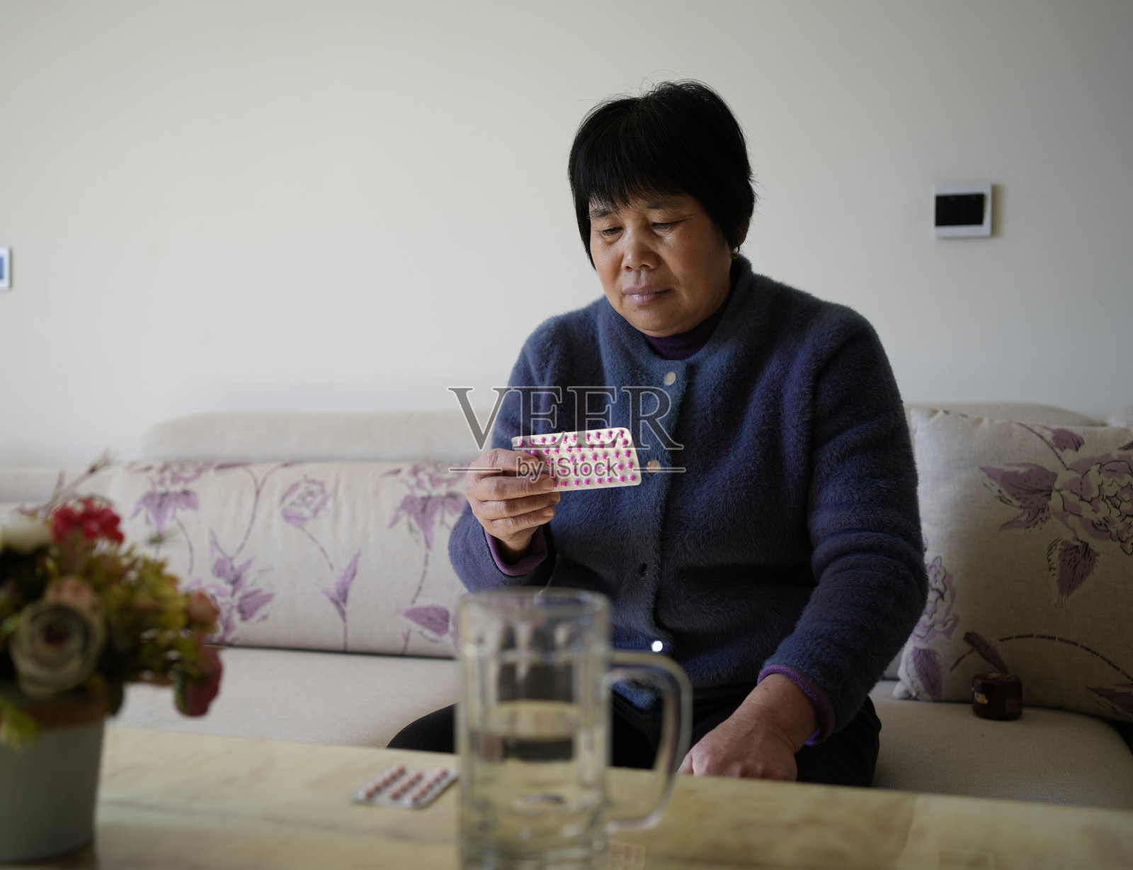 妇女准备吃药照片摄影图片