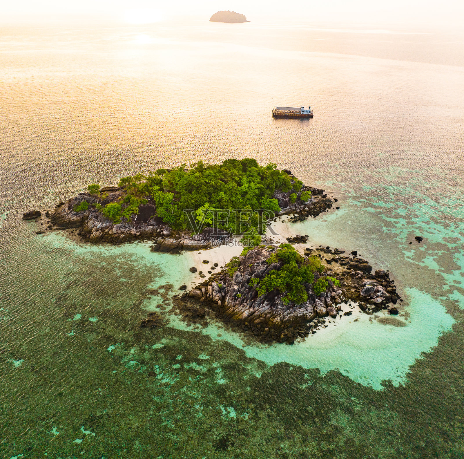 鸟瞰日出海滩与长尾船在Koh Lipe，萨顿，泰国照片摄影图片