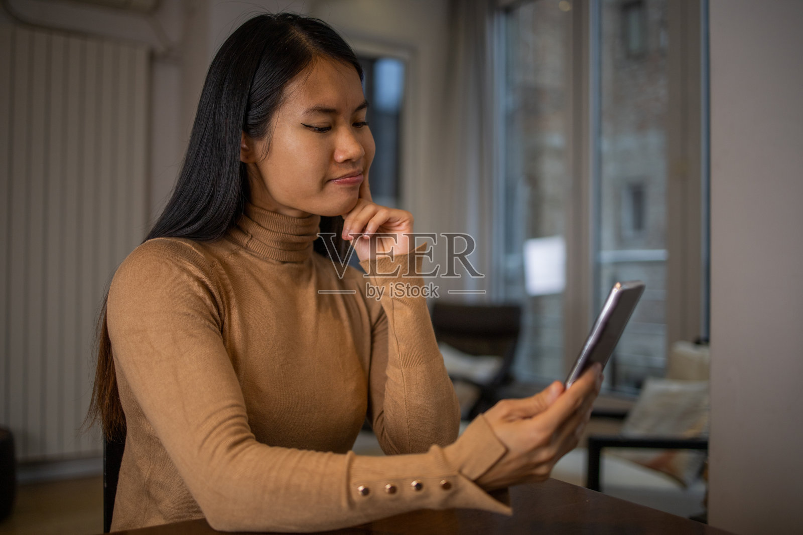 女子使用智能手机照片摄影图片