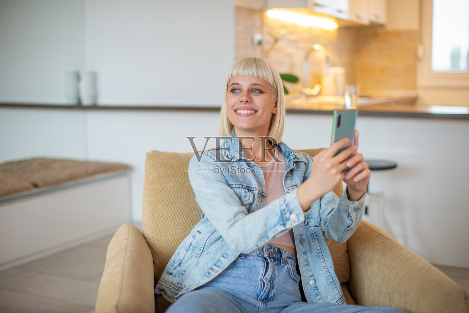 一个年轻女子使用智能手机的肖像照片摄影图片